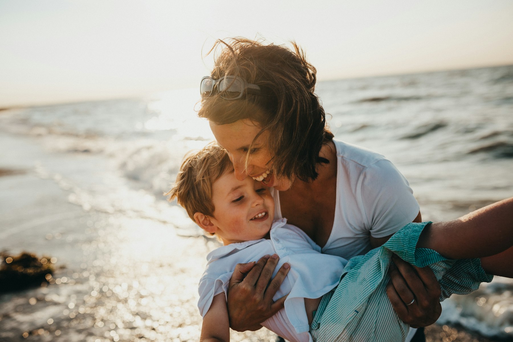 Mãe e filho na praia