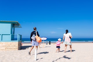 A família a caminho da praia